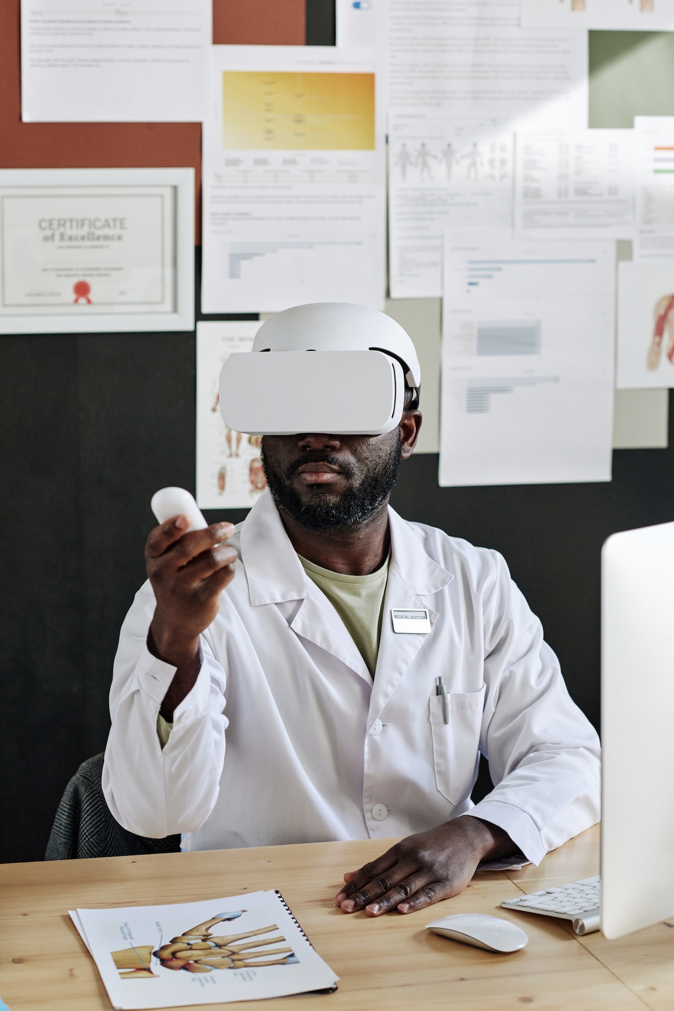 Médecin ayant une expérience de la réalité virtuelle